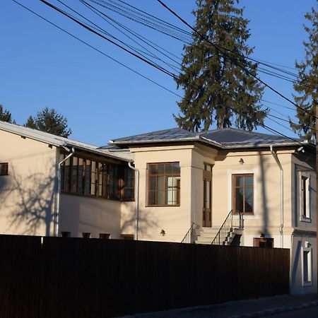 Old Town Apartament Apartment Targoviste Exterior photo